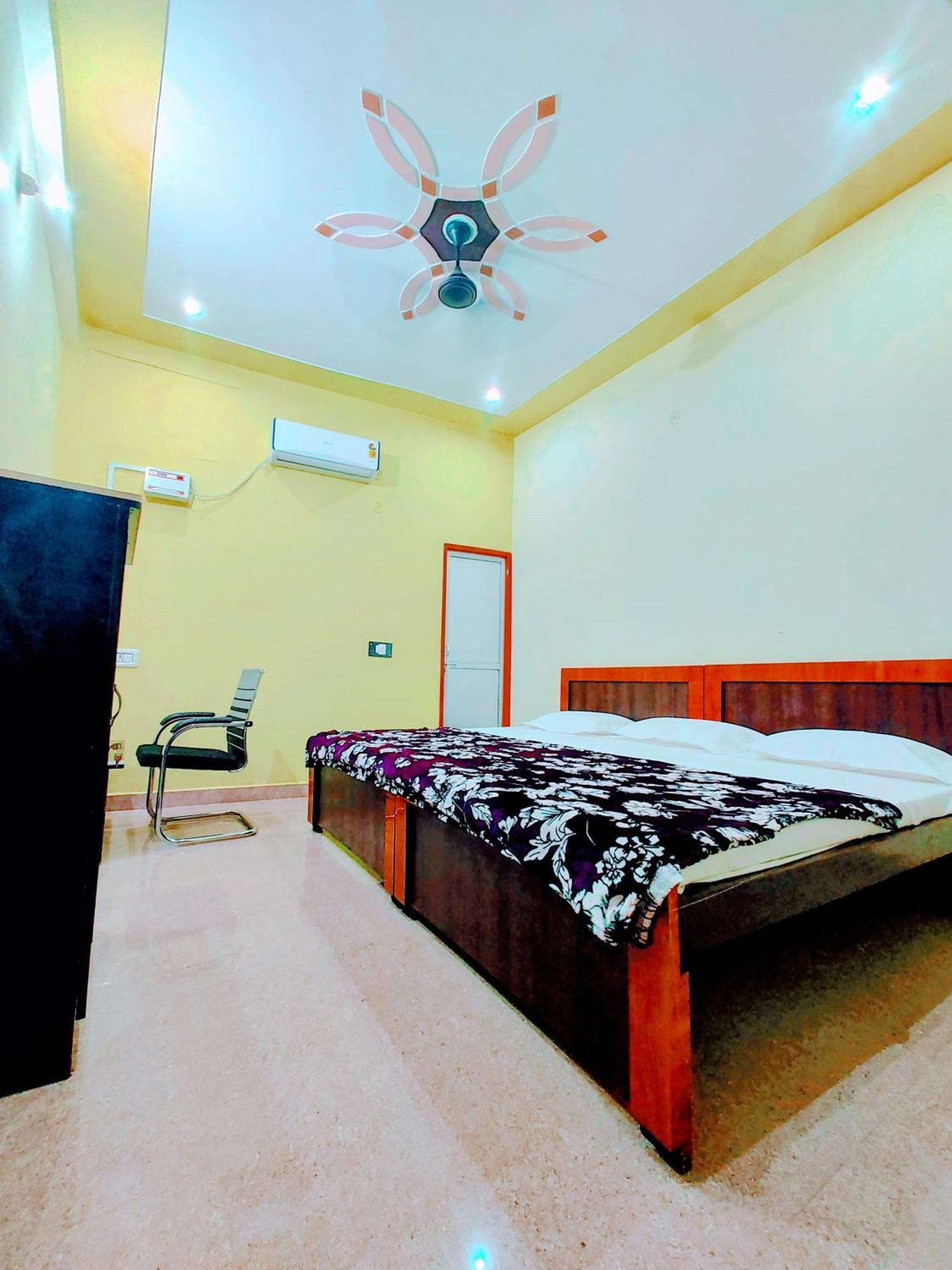 Hotel Raghukul Ayodhya Exterior photo